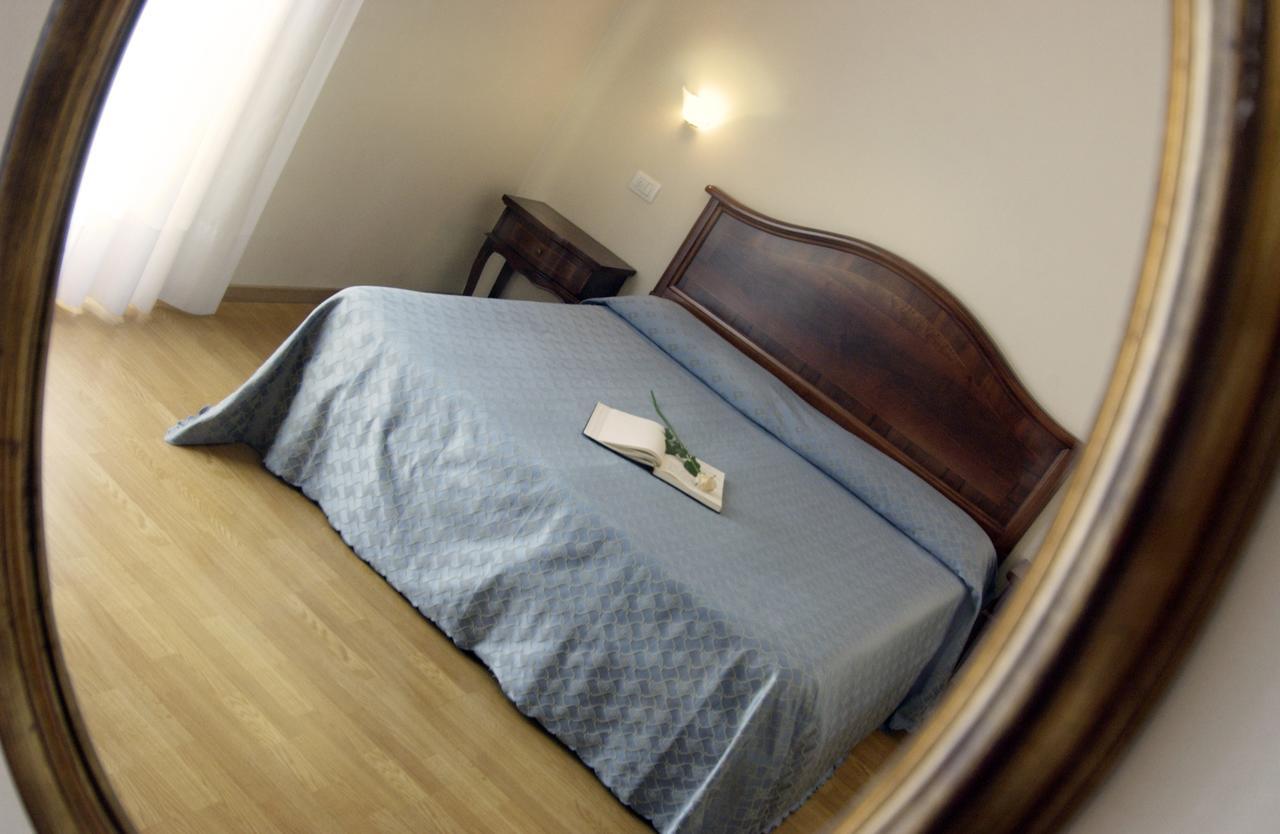 Hotel Belvedere Torri Del Benaco Quarto foto